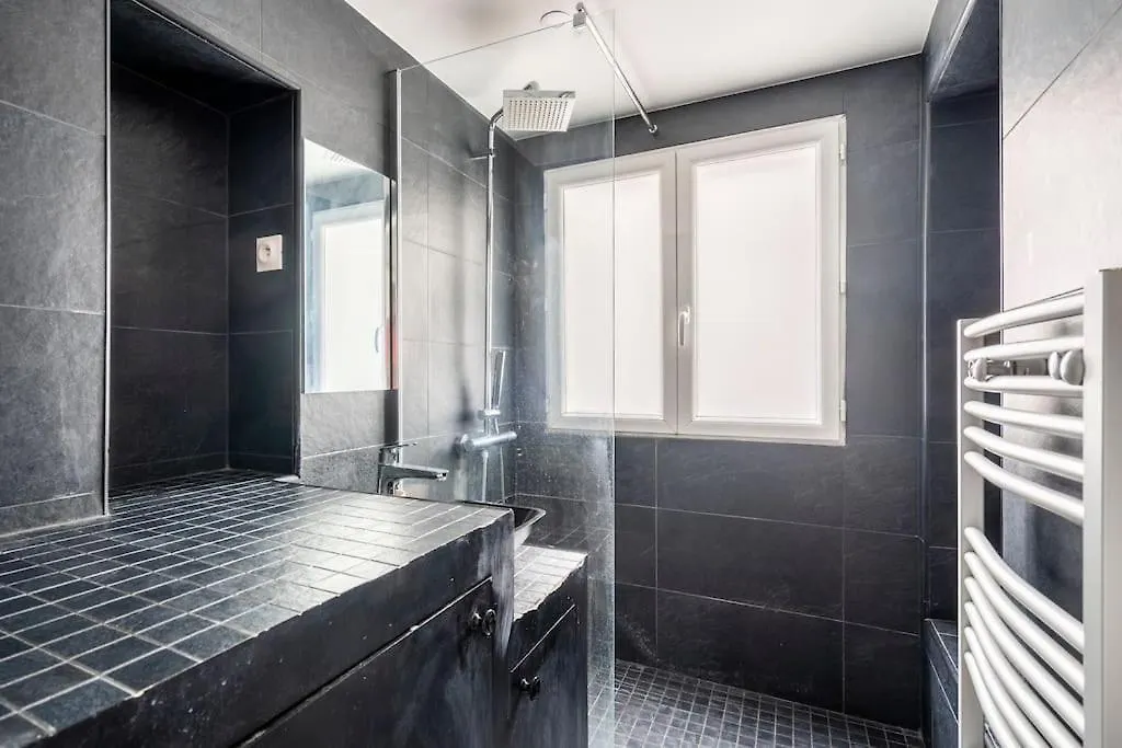 Apt Moderne Renove Et Spacieux, Au Coeur De 파리 아파트