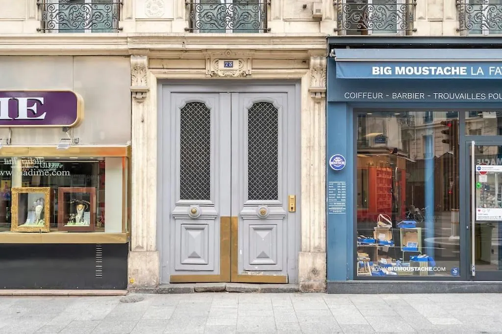 Apt Moderne Renove Et Spacieux, Au Coeur De 파리